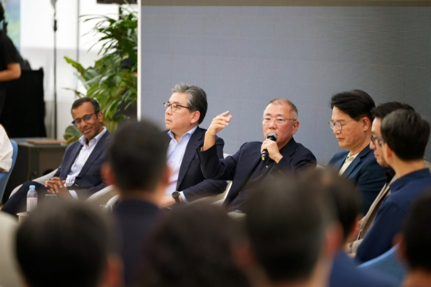HMGICS 직원들의 질문에 답하고 있는 정의선 회장(왼쪽에서 세번째).사진제공=현대차그룹