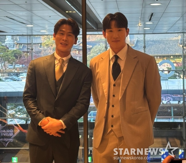 박찬호(왼쪽)와 박성한이 13일 KBO 골든글러브 시상식에 참여해 미소 짓고 있다. /사진=김동윤 기자