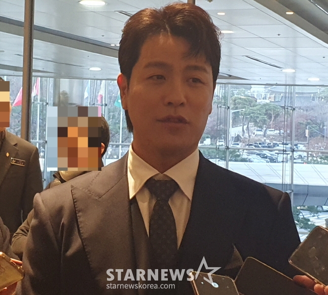강민호가 시상식을 앞두고 취재진과 만나 인터뷰를 하고 있다. /사진=안호근 기자