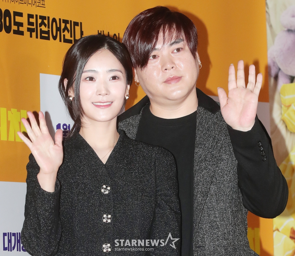 소율, 문희준 부부가 2일 오후 서울 송파구 롯데월드타워 롯데시네마에서 진행된 영화 '스위치' VIP 시사회에 참석해 포즈를 취하고 있다. '스위치'는 캐스팅 0순위 천만배우이자 자타공인 스캔들 메이커, 화려한 싱글 라이프를 만끽하던 톱스타 '박강'이 크리스마스에 인생이 180도 뒤바뀌는 순간을 맞이하면서 벌어지는 이야기를 담은 작품이다. 오는 4일 개봉. 2023.01.02