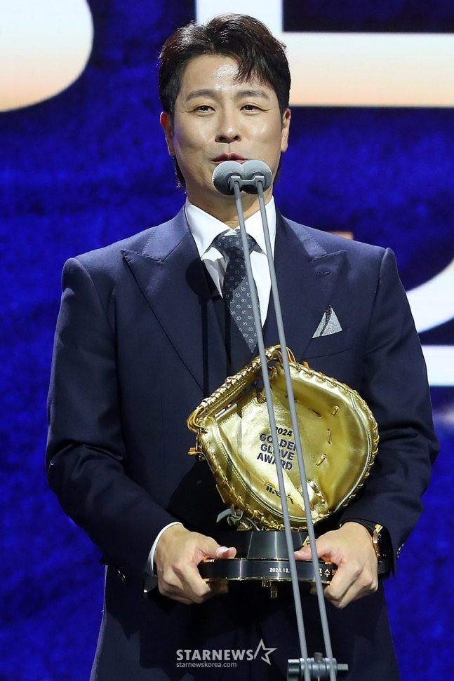 삼성 강민호가 포수 골든글러브를 수상하고 소감을 밝히고 있다. /사진=김창현 기자