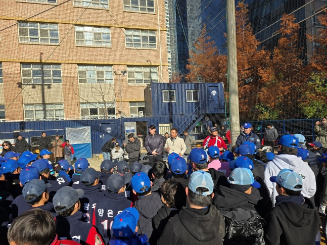 롯데 김진욱이 15일 최동원기념사업회가 마련한 유소년 친선야구경기에 참석해 어린이들에게 이야기하고 있다. /사진=최동원 기념사업회 제공