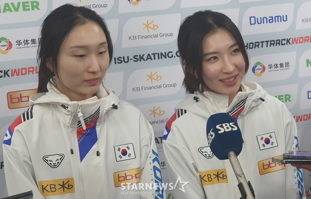 지최민정(왼쪽)과 김길리가 지난 15일 서울 양천구 목동종합운동장실내아이스링크에서 열린 '2024~2025 국제빙상경기연맹(ISU) 쇼트트랙 월드투어 4차 서울 대회'가 끝난 뒤 취재진과 인터뷰하고 있다. /사진=박재호 기자