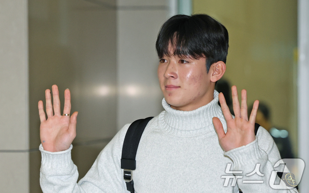 양민혁이 16일 오전 인천국제공항 제2터미널을 통해 영국 런던으로 출국하고 있다. /사진=뉴스1 제공