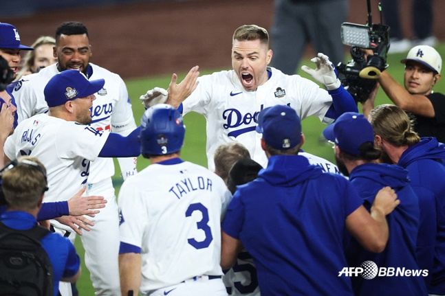 프레디 프리먼이 2024 MLB 월드시리즈 1차전에서 10회 말 끝내기 만루홈런을 터트린 후 동료들의 축하를 받고 있다. /AFPBBNews=뉴스1