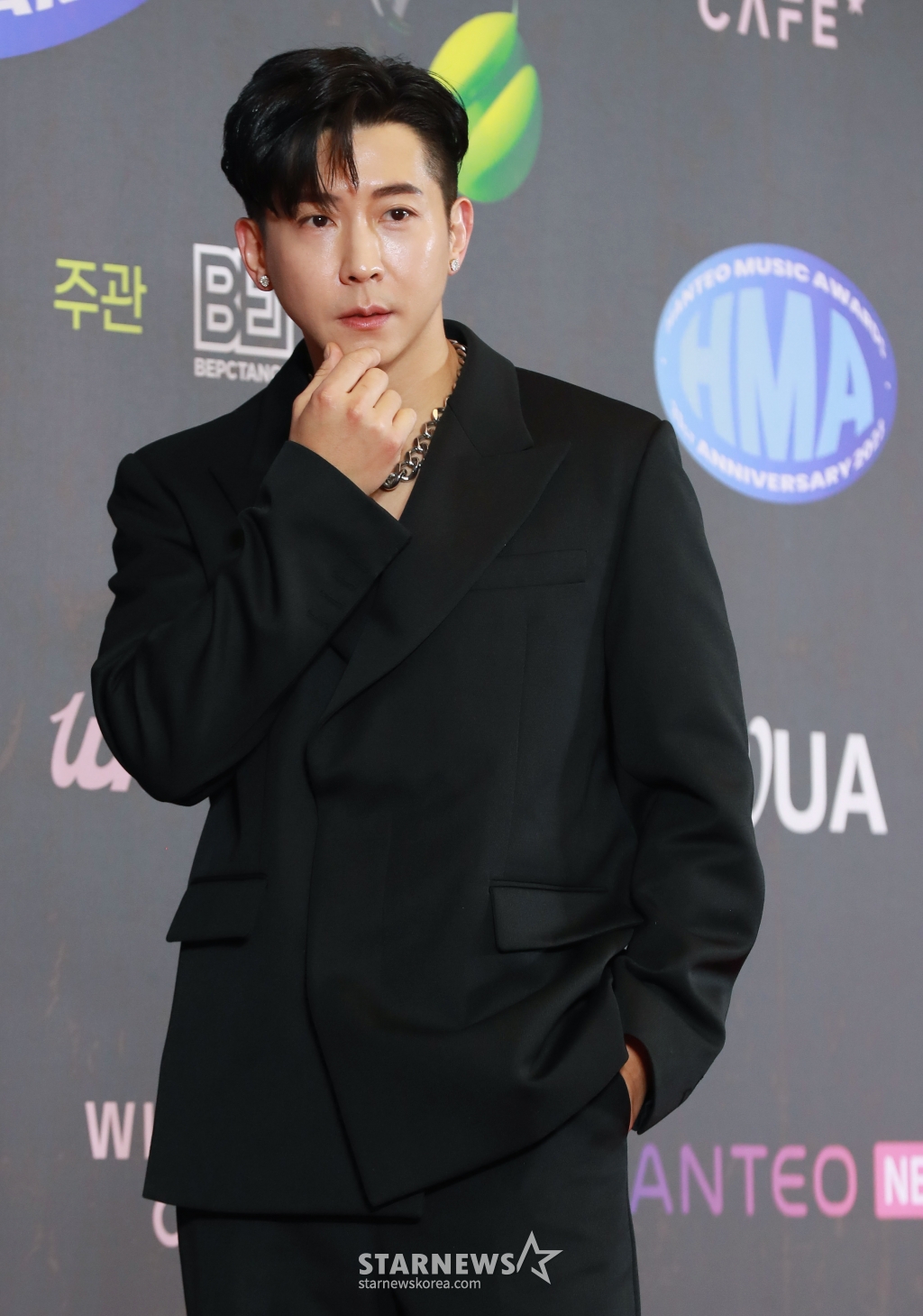 가수 브라이언이 18일 오후 서울 동대문디자인플라자(DDP)에서 진행된 ‘31주년 한터뮤직어워즈 2023’ 레드카펫 행사에 참석해 포즈를 취하고 있다. /2024.02.18 /사진=이동훈