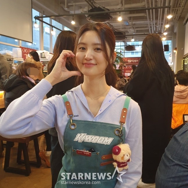 키움 히어로즈의 홍보대사를 맡은 EXID 정화가 15일 서울 마곡동에 위치한 한 카페에서 열린 '2024 키움 히어로즈 연말자선행사'에서 스타뉴스와 인터뷰에 응하고 있다. /사진=김동윤 기자