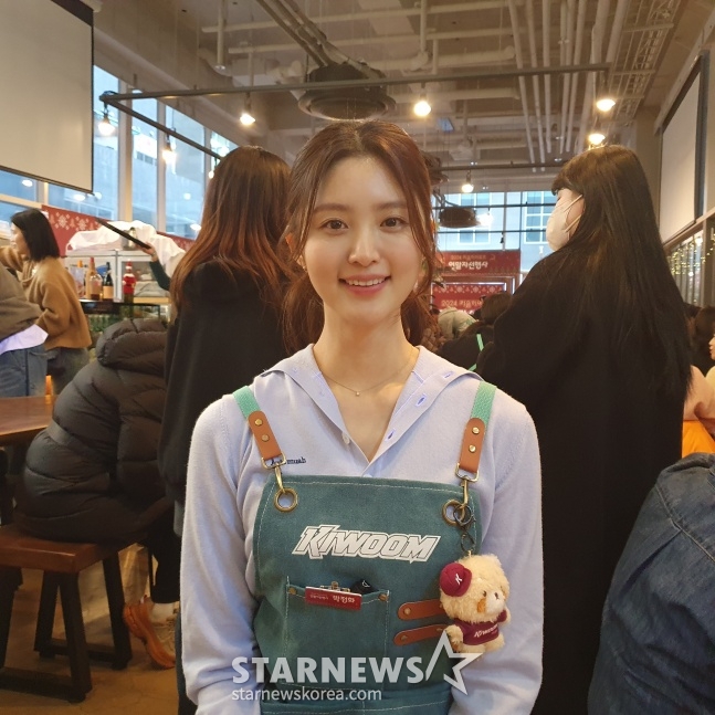 키움 히어로즈의 홍보대사를 맡은 EXID 정화가 15일 서울 마곡동에 위치한 한 카페에서 열린 '2024 키움 히어로즈 연말자선행사'에서 스타뉴스와 인터뷰에 응하고 있다. /사진=김동윤 기자