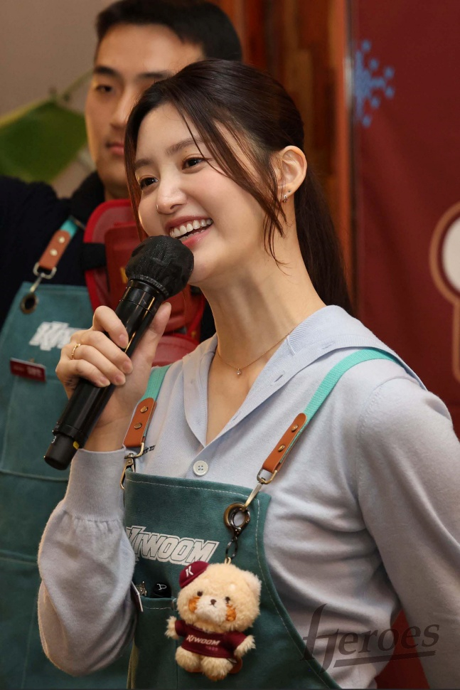 키움 히어로즈의 홍보대사를 맡은 EXID 정화가 15일 서울 마곡동에 위치한 한 카페에서 열린 '2024 키움 히어로즈 연말자선행사'에서 자선경매를 진행하고 있다. /사진=키움 히어로즈 제공