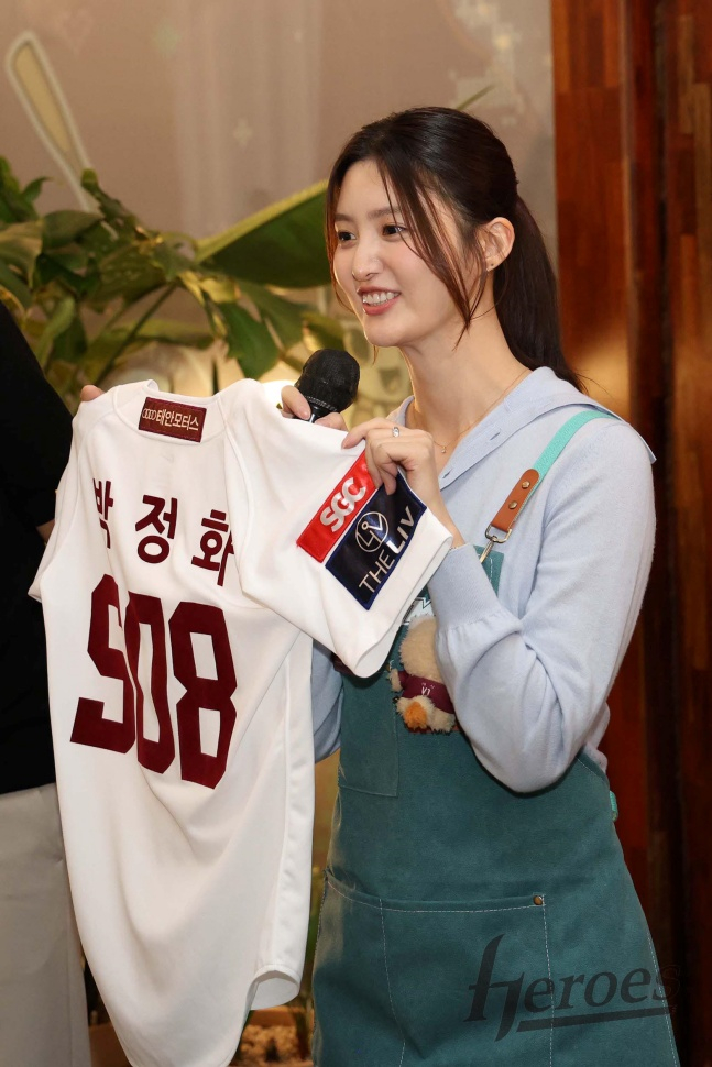 키움 히어로즈의 홍보대사를 맡은 EXID 정화가 15일 서울 마곡동에 위치한 한 카페에서 열린 '2024 키움 히어로즈 연말자선행사'에서 자신의 히어로즈 유니폼을 경매에 내놓았다. /사진=키움 히어로즈 제공