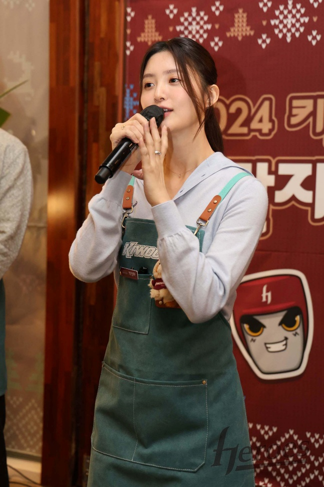 키움 히어로즈의 홍보대사를 맡은 EXID 정화가 15일 서울 마곡동에 위치한 한 카페에서 열린 '2024 키움 히어로즈 연말자선행사'에서 자선경매를 진행하고 있다. /사진=키움 히어로즈 제공