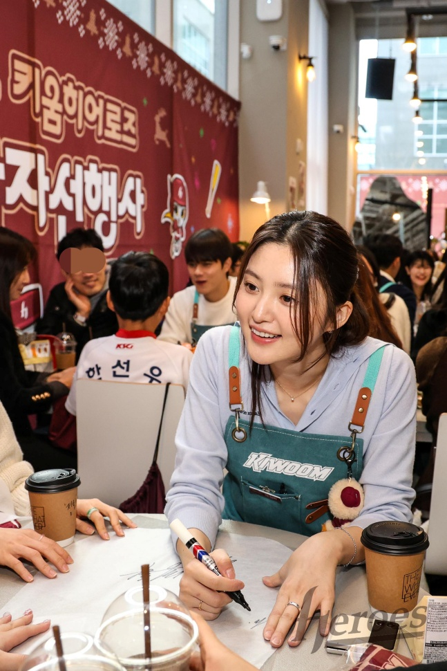키움 히어로즈의 홍보대사를 맡은 EXID 정화가 15일 서울 마곡동에 위치한 한 카페에서 열린 '2024 키움 히어로즈 연말자선행사'에서 팬들에게 사인하고 있다. /사진=키움 히어로즈 제공