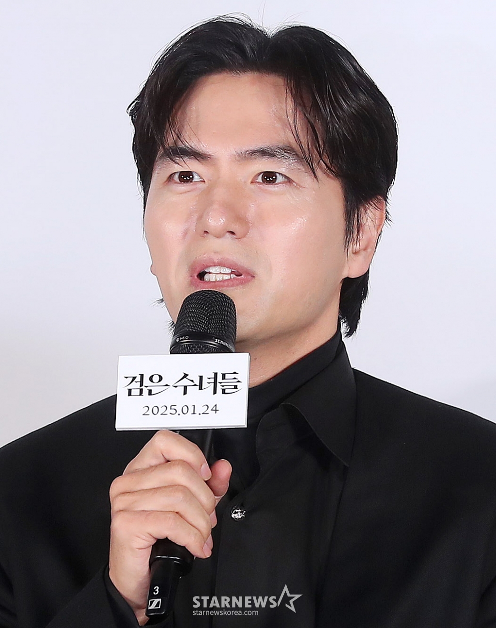 배우 이진욱이 16일 오전 서울 용산구 아이파크몰 CGV에서 진행된 영화 '검은 수녀들' 제작보고회에 참석해 인사말을 하고 있다. '검은 수녀들'은 '검은 사제들'의 두 번째 이야기로 강력한 악령에 사로잡힌 소년을 구하기 위해 금지된 의식에 나서는 사람들의 이야기를 그린 영화다. 내년 1월 24일 개봉. 2024.12.16 /사진=김창현 chmt@