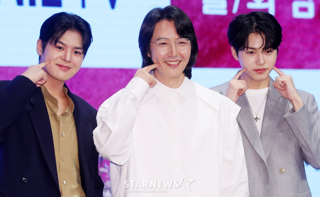 배우 려운, 윤상현, 이진우가 16일 오후 서울 구로구 더세인트웨딩에서 진행된 지니TV 오리지널 드라마 '나미브' 제작발표회에 참석해 포즈를 취하고 있다. '나미브'는 해고된 스타 제작자 강수현(고현정 분)과 방출된 장기 연습생 유진우(려운 분)가 만나 각자의 목표를 위해 나아가는 이야기. 오는 23일 오후 10시 ENA에서 첫 방송되며, 스트리밍은 본방 직후 KT 지니 TV, 지니 TV 모바일에서 무료로 제공된다. 2024.12.16 /사진=김창현 chmt@