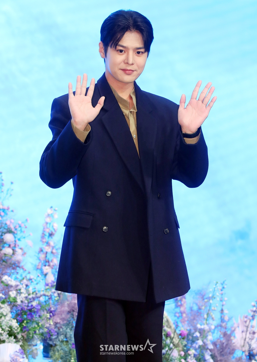 배우 려운이 16일 오후 서울 구로구 더세인트웨딩에서 진행된 지니TV 오리지널 드라마 '나미브' 제작발표회에 참석해 포즈를 취하고 있다. '나미브'는 해고된 스타 제작자 강수현(고현정 분)과 방출된 장기 연습생 유진우(려운 분)가 만나 각자의 목표를 위해 나아가는 이야기. 오는 23일 오후 10시 ENA에서 첫 방송되며, 스트리밍은 본방 직후 KT 지니 TV, 지니 TV 모바일에서 무료로 제공된다. 2024.12.16 /사진=김창현 chmt@