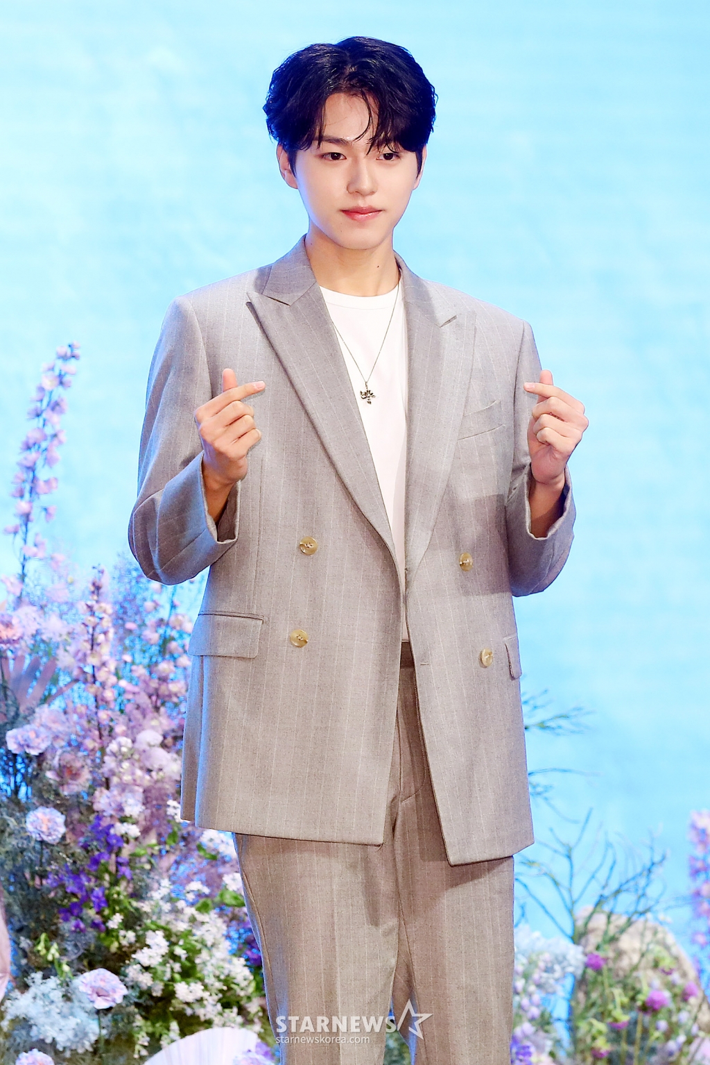 배우 이진우가 16일 오후 서울 구로구 더세인트웨딩에서 진행된 지니TV 오리지널 드라마 '나미브' 제작발표회에 참석해 포즈를 취하고 있다. '나미브'는 해고된 스타 제작자 강수현(고현정 분)과 방출된 장기 연습생 유진우(려운 분)가 만나 각자의 목표를 위해 나아가는 이야기. 오는 23일 오후 10시 ENA에서 첫 방송되며, 스트리밍은 본방 직후 KT 지니 TV, 지니 TV 모바일에서 무료로 제공된다. 2024.12.16 /사진=김창현 chmt@