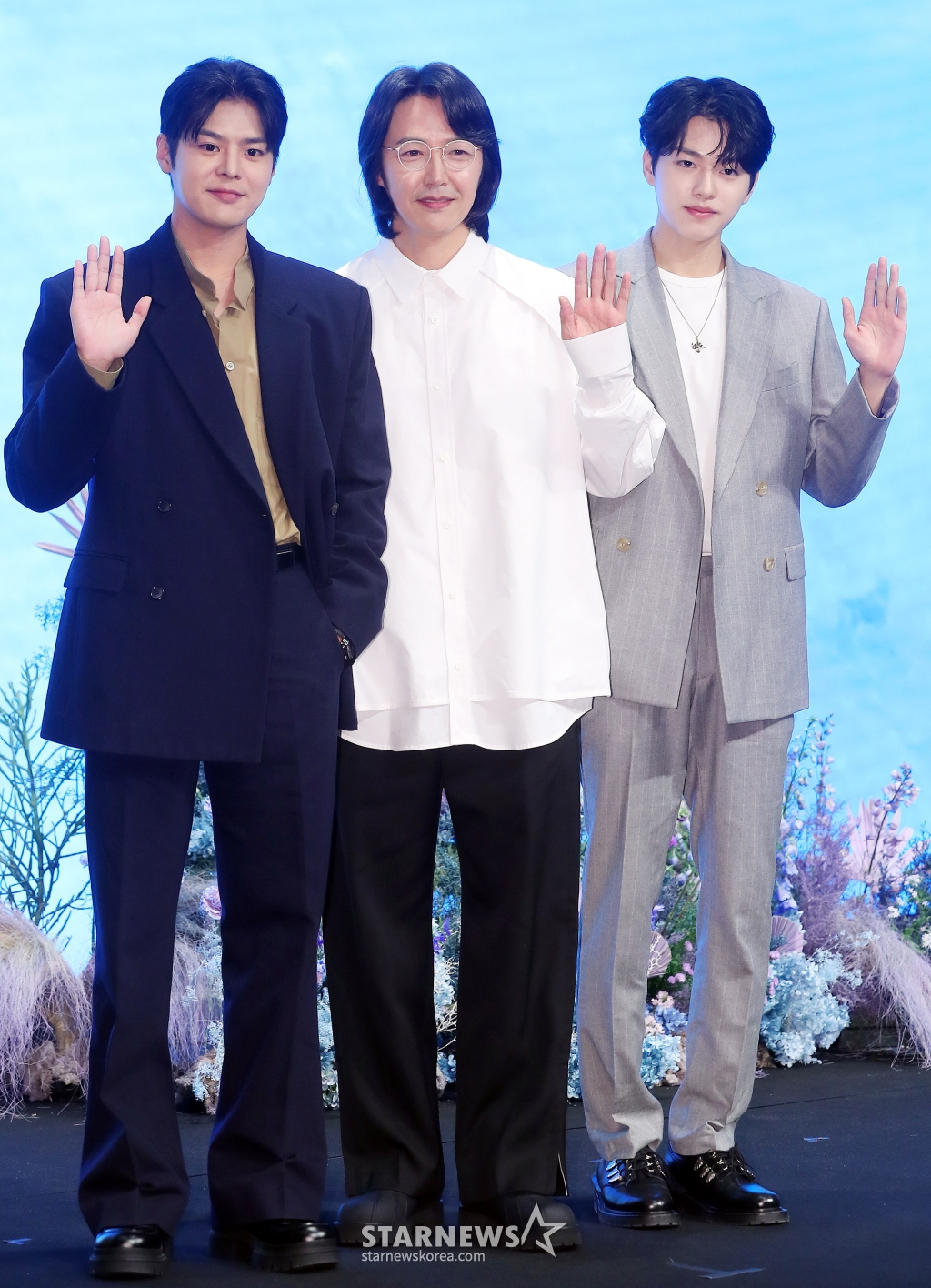 배우 려운, 윤상현, 이진우가 16일 오후 서울 구로구 더세인트웨딩에서 진행된 지니TV 오리지널 드라마 '나미브' 제작발표회에 참석해 포즈를 취하고 있다. '나미브'는 해고된 스타 제작자 강수현(고현정 분)과 방출된 장기 연습생 유진우(려운 분)가 만나 각자의 목표를 위해 나아가는 이야기. 오는 23일 오후 10시 ENA에서 첫 방송되며, 스트리밍은 본방 직후 KT 지니 TV, 지니 TV 모바일에서 무료로 제공된다. 2024.12.16 /사진=김창현 chmt@