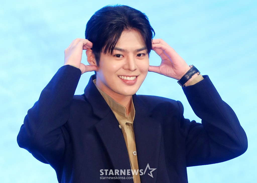 배우 려운이 16일 오후 서울 구로구 더세인트웨딩에서 진행된 지니TV 오리지널 드라마 '나미브' 제작발표회에 참석해 포즈를 취하고 있다. '나미브'는 해고된 스타 제작자 강수현(고현정 분)과 방출된 장기 연습생 유진우(려운 분)가 만나 각자의 목표를 위해 나아가는 이야기. 오는 23일 오후 10시 ENA에서 첫 방송되며, 스트리밍은 본방 직후 KT 지니 TV, 지니 TV 모바일에서 무료로 제공된다. 2024.12.16 /사진=김창현 chmt@