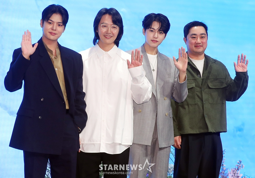 배우 려운, 윤상현, 이진우, 강민구 PD가 16일 오후 서울 구로구 더세인트웨딩에서 진행된 지니TV 오리지널 드라마 '나미브' 제작발표회에 참석해 포즈를 취하고 있다. '나미브'는 해고된 스타 제작자 강수현(고현정 분)과 방출된 장기 연습생 유진우(려운 분)가 만나 각자의 목표를 위해 나아가는 이야기. 오는 23일 오후 10시 ENA에서 첫 방송되며, 스트리밍은 본방 직후 KT 지니 TV, 지니 TV 모바일에서 무료로 제공된다. 2024.12.16 /사진=김창현 chmt@