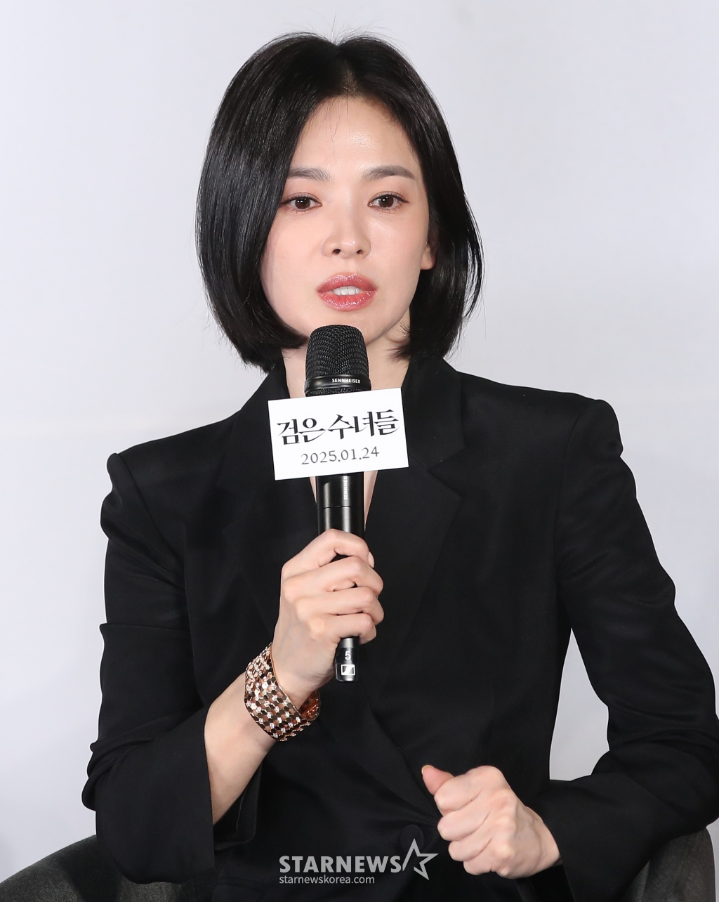 (서울=뉴스1) 권현진 기자 = 배우 송혜교가 16일 서울 용산구 CGV 용산아이파크몰에서 열린 영화 '검은 수녀들'(감독 권혁재) 제작보고회에서 촬영 뒷 이야기를 전하고 있다. '검은 수녀들'은 강력한 악령에 사로잡힌 소년을 구하기 위해 금지된 의식에 나서는 사람들의 이야기를 그린 작품이다. 2024.12.16/뉴스1 Copyright (C) 뉴스1. All rights reserved. 무단 전재 및 재배포, AI학습 이용 금지. /사진=(서울=뉴스1) 권현진 기자