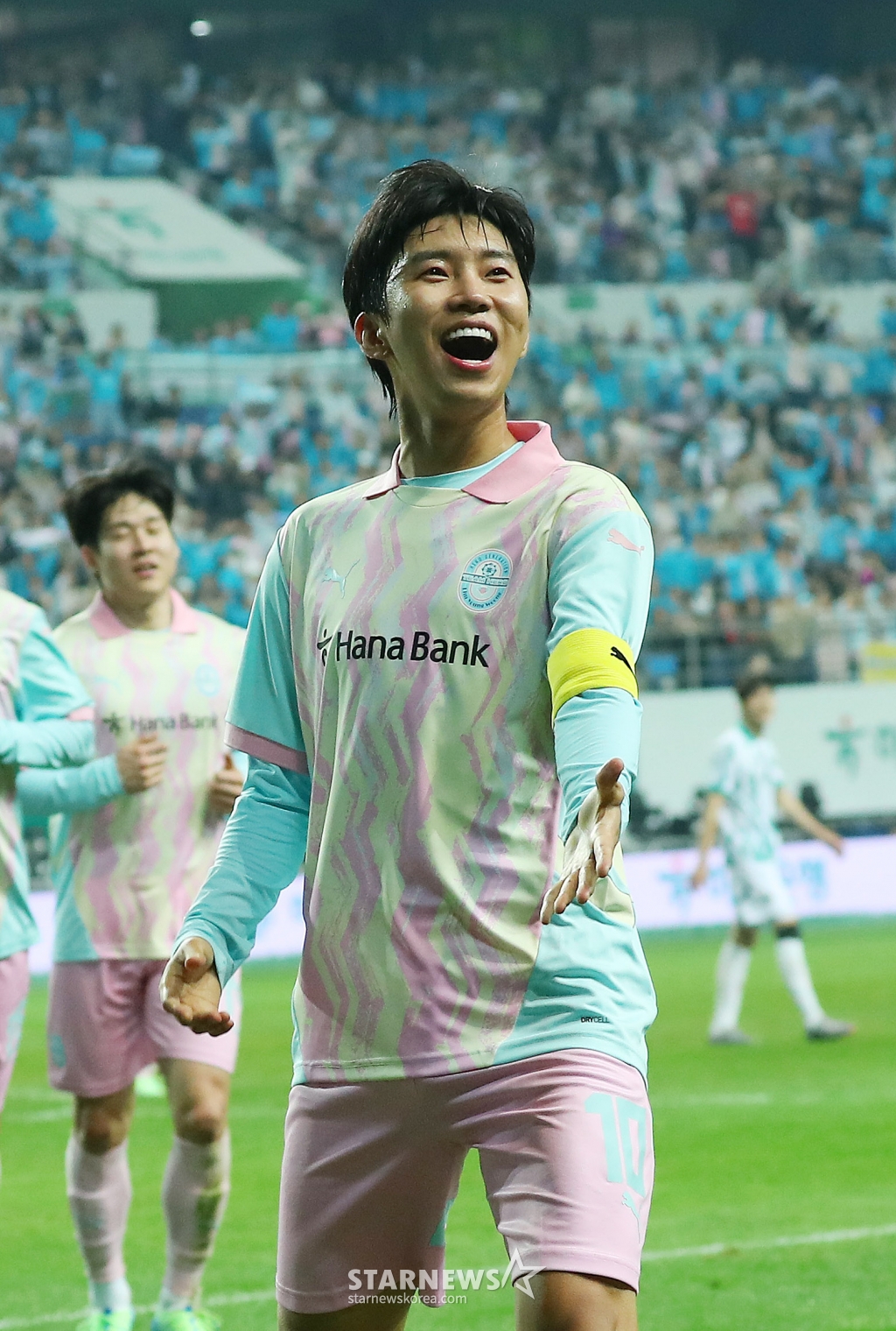 가수 임영웅이 대전 유성구 노은동 대전월드컵경기장에서 열린 '하나은행 자선축구대회 팀 히어로 VS 팀 기성용' 후반전 경기에서 어시스트를 한 뒤 기뻐하고 있다. 2024.10.12 /사진=김창현