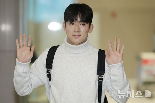 출국 전 팬들에게 인사하는 양민혁. /사진=뉴시스 제공
