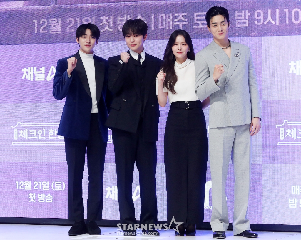 배우 박재찬, 배인혁, 김지은, 정건주가 17일 오전 서울 강남구 논현동 엘리에나 호텔에서 진행된 채널A 토일드라마 '체크인 한양' 제작발표회에 참석해 포즈를 취하고 있다. '체크인 한양'은 궁궐보다 더 화려한 초호화 여각 용천루에 현대의 '인턴' 격인 교육 사환으로 입사한 조선 꽃청춘들의 파란만장 성장 로맨스를 그린 작품이다. 오는 21일 첫 방송. 2024.12.17 /사진=김창현 chmt@