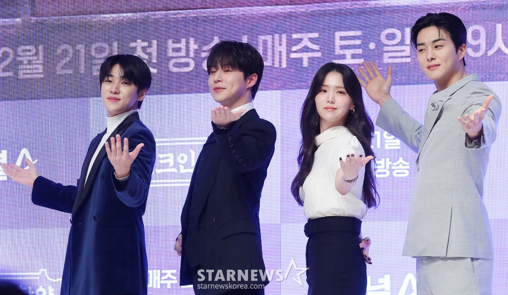 배우 박재찬, 배인혁, 김지은, 정건주가 17일 오전 서울 강남구 논현동 엘리에나 호텔에서 진행된 채널A 토일드라마 '체크인 한양' 제작발표회에 참석해 포즈를 취하고 있다. '체크인 한양'은 궁궐보다 더 화려한 초호화 여각 용천루에 현대의 '인턴' 격인 교육 사환으로 입사한 조선 꽃청춘들의 파란만장 성장 로맨스를 그린 작품이다. 오는 21일 첫 방송. 2024.12.17 /사진=김창현 chmt@