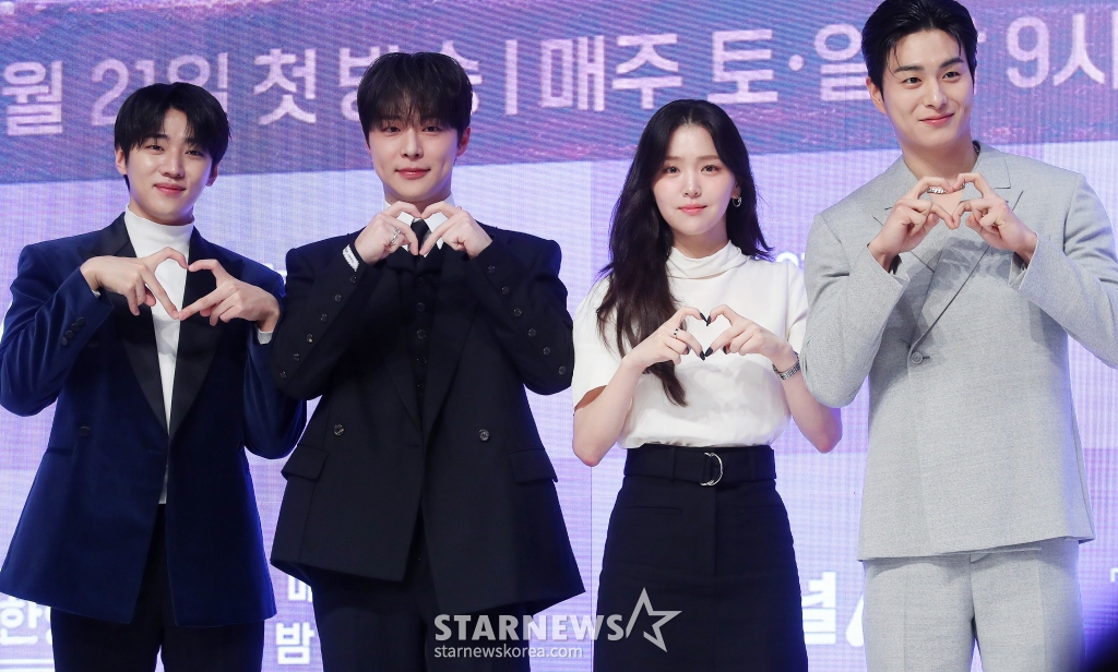 배우 박재찬, 배인혁, 김지은, 정건주가 17일 오전 서울 강남구 논현동 엘리에나 호텔에서 진행된 채널A 토일드라마 '체크인 한양' 제작발표회에 참석해 포즈를 취하고 있다. '체크인 한양'은 궁궐보다 더 화려한 초호화 여각 용천루에 현대의 '인턴' 격인 교육 사환으로 입사한 조선 꽃청춘들의 파란만장 성장 로맨스를 그린 작품이다. 오는 21일 첫 방송. 2024.12.17 /사진=김창현 chmt@