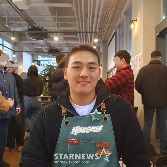 키움 김동헌이 15일 서울 마곡동에 위치한 한 카페에서 열린 '2024 키움 히어로즈 연말자선행사'에서 인터뷰에 응하고 있다. /사진=김동윤 기자