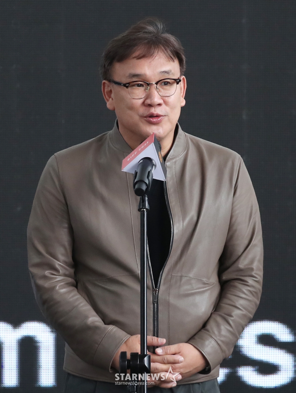 (부산=뉴스1) 권현진 기자 = 김성수 감독이 3일 오전 부산 해운대구 영화의전당 BIFF 야외무대에서 열린 제29회 부산국제영화제(BIFF) 영화 ‘서울의 봄’ 야외무대인사에서 인사말을 하고 있다. 2024.10.3/뉴스1 Copyright (C) 뉴스1. All rights reserved. 무단 전재 및 재배포, AI학습 이용 금지. /사진=(부산=뉴스1) 권현진 기자