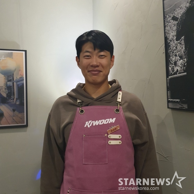 키움 송성문이 지난해 12월 서울 강서구 마곡동에서 열린 2023 히어로즈 자선카페에서 사진 촬영에 응하고 있다. /사진=김동윤 기자