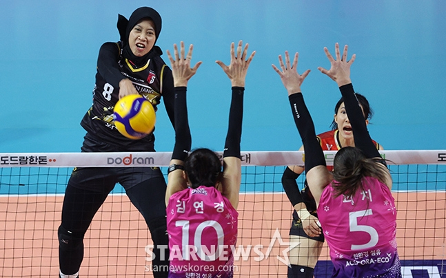 정관장 메가(왼쪽)가 흥국생명 김연경과 피치의 블로킹을 피해 스파이크를 꽂아넣고 있다. /사진=김진경 대기자