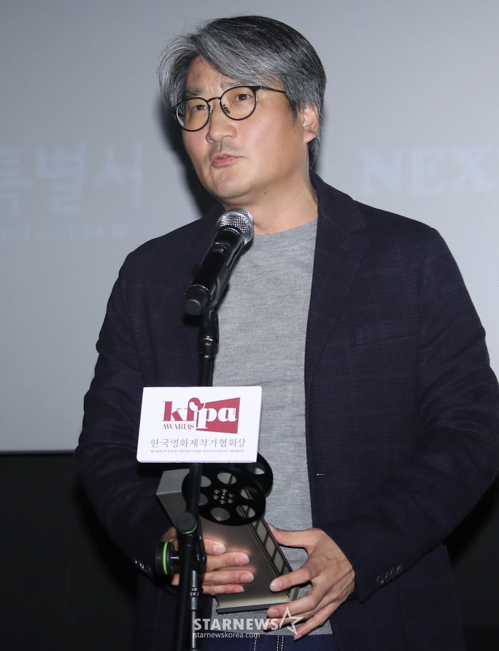 (서울=뉴스1) 권현진 기자 = ‘서울의 봄’ 김원국 하이브미디어코프 대표가 17일 서울 마포구 인디스페이스에서 열린 ‘제11회 한국영화제작가협회상’에 참석해 ‘작품상’을 받은 뒤 소감을 말하고 있다. 2024.12.17/뉴스1 Copyright (C) 뉴스1. All rights reserved. 무단 전재 및 재배포, AI학습 이용 금지. /사진=(서울=뉴스1) 권현진 기자