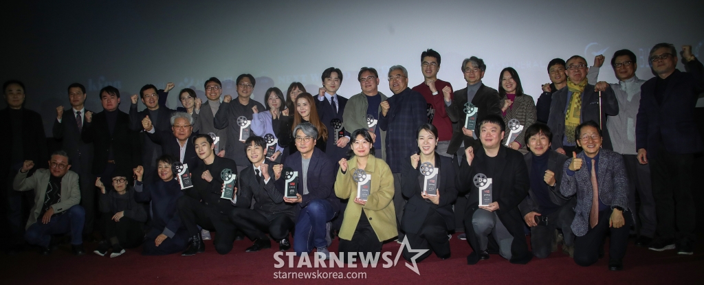 (서울=뉴스1) 권현진 기자 = 17일 서울 마포구 인디스페이스에서 열린 ‘제11회 한국영화제작가협회상’에서 관계자들과 수상자들이 기념 촬영을 하고 있다. 2024.12.17/뉴스1 Copyright (C) 뉴스1. All rights reserved. 무단 전재 및 재배포, AI학습 이용 금지. /사진=(서울=뉴스1) 권현진 기자