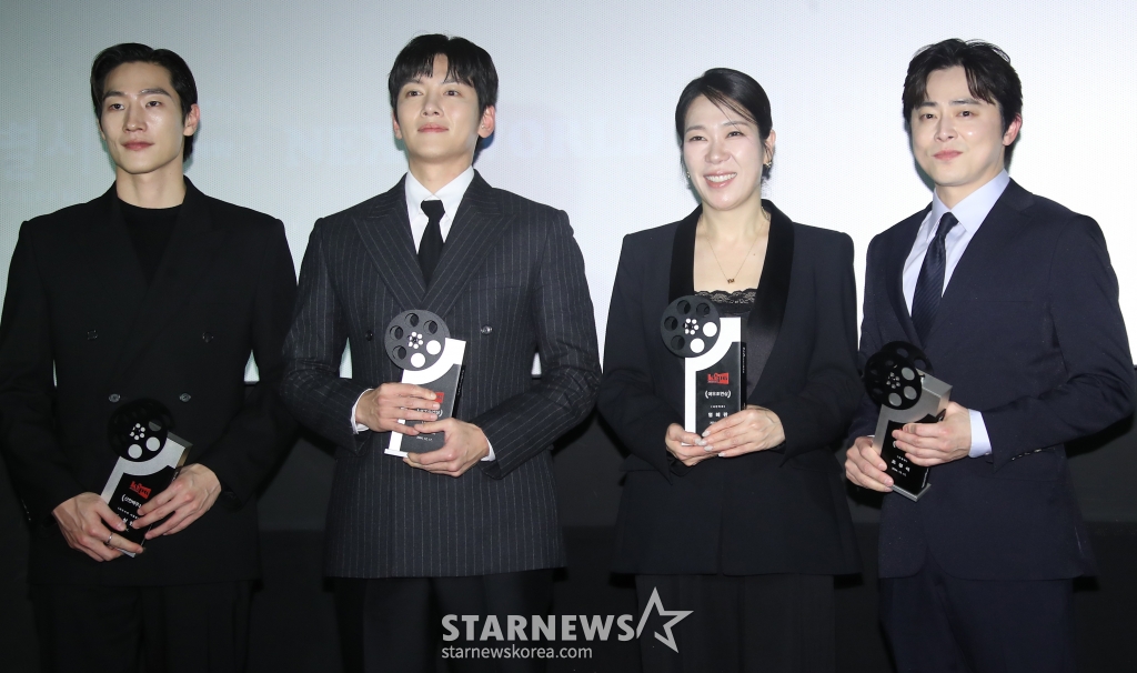 (서울=뉴스1) 권현진 기자 = 배우 노상현(왼쪽부터)과 지창욱, 연혜란, 조정석이 17일 서울 마포구 인디스페이스에서 열린 ‘제11회 한국영화제작가협회상’에 참석해 포즈를 취하고 있다. 2024.12.17/뉴스1 Copyright (C) 뉴스1. All rights reserved. 무단 전재 및 재배포, AI학습 이용 금지. /사진=(서울=뉴스1) 권현진 기자