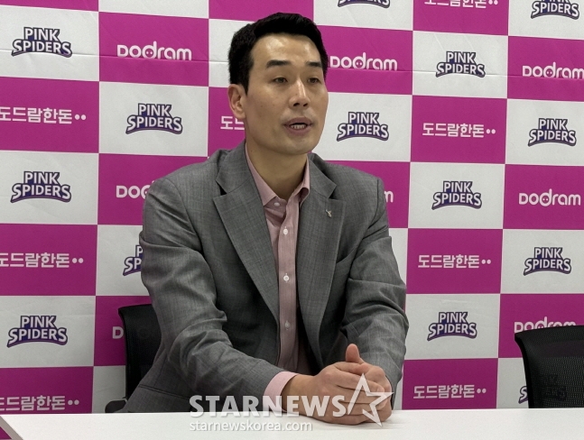 인터뷰에 나선 고희진 정관장 감독이 경기 중 있었던 논란의 장면에 대해 이야기를 하고 있다. /사진=안호근 기자