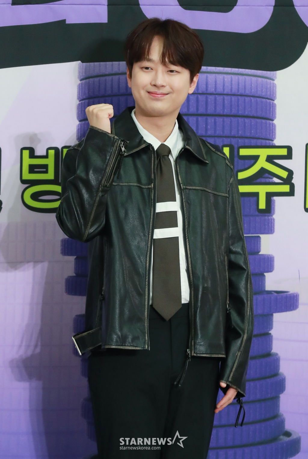 가수 이찬원이 21일 오전 서울 여의도 KBS에서 진행된 2TV 예능 '하이엔드 소금쟁이' 제작발표회에 참석해 포즈를 취하고 있다. 연예계의 소문난 '짠테크' 고수인 MC 4인방과 경제 전문가 김경필이 소비생활 솔루션을 원하는 시청자들의 소비로그를 살펴보고 스마트한 소비 노하우와 솔루션을 제공하는 전 국민 부자 메이커 프로젝트 '하이엔드 소금쟁이'는 오늘(21일) 첫 방송된다. /2024.05.21 /사진=이동훈