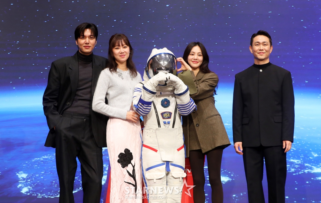 [서울=뉴시스] 김혜진 기자 = 배우 이민호(왼쪽부터), 공효진, 우주복을 입은 모델, 한지은, 오정세가 18일 오후 서울 구로구 신도림 더 세인트에서 열린 tvN 새 토일드라마 '별들에게 물어봐' 제작발표회에서 포즈를 취하고 있다.  '별들에게 물어봐'는 무중력 우주 정거장에서 일하는 보스 이브(공효진)와 비밀스러운 미션을 가진 불청객 공룡(이민호)의 지구 밖 생활기를 그리는 작품으로 내년 1월 4일 첫 방송된다. 2024.12.17. jini@newsis.com /사진=김혜진