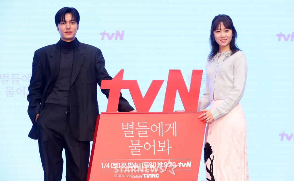 [서울=뉴시스] 김혜진 기자 = 배우 이민호(왼쪽), 공효진이 18일 오후 서울 구로구 신도림 더 세인트에서 열린 tvN 새 토일드라마 '별들에게 물어봐' 제작발표회에서 포즈를 취하고 있다.  '별들에게 물어봐'는 무중력 우주 정거장에서 일하는 보스 이브(공효진)와 비밀스러운 미션을 가진 불청객 공룡(이민호)의 지구 밖 생활기를 그리는 작품으로 내년 1월 4일 첫 방송된다. 2024.12.17. jini@newsis.com /사진=김혜진