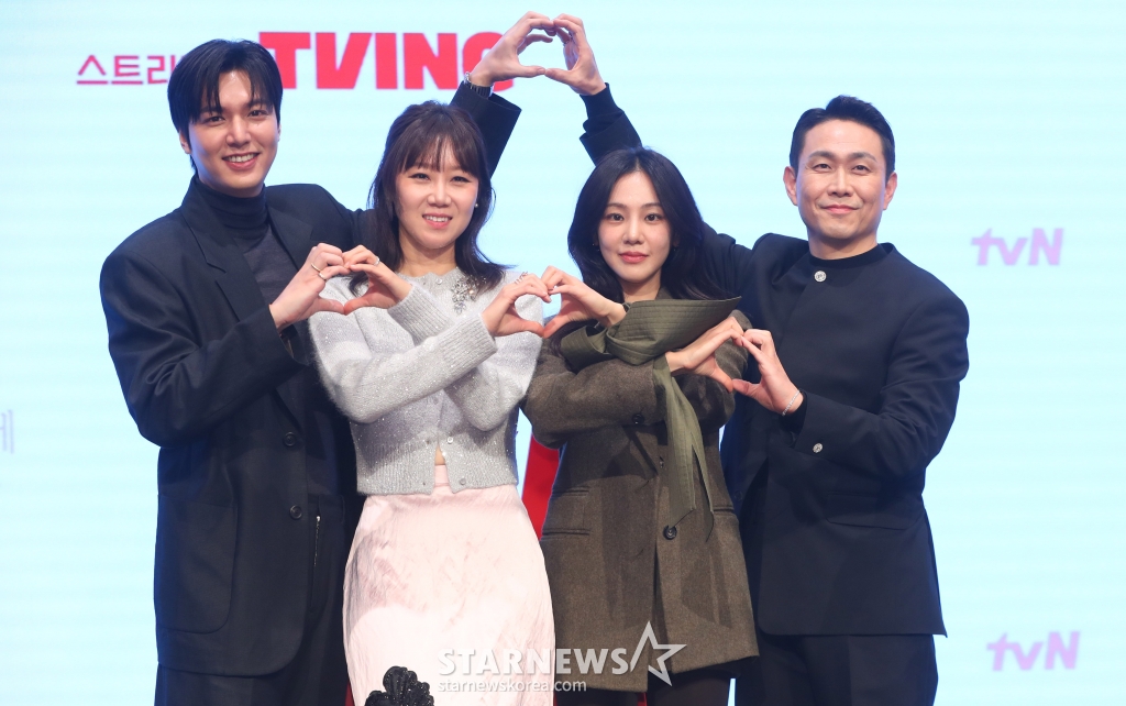 [서울=뉴시스] 김혜진 기자 = 배우 이민호(왼쪽부터), 공효진, 한지은, 오정세가 18일 오후 서울 구로구 신도림 더 세인트에서 열린 tvN 새 토일드라마 '별들에게 물어봐' 제작발표회에서 포즈를 취하고 있다.  '별들에게 물어봐'는 무중력 우주 정거장에서 일하는 보스 이브(공효진)와 비밀스러운 미션을 가진 불청객 공룡(이민호)의 지구 밖 생활기를 그리는 작품으로 내년 1월 4일 첫 방송된다. 2024.12.17. jini@newsis.com /사진=김혜진
