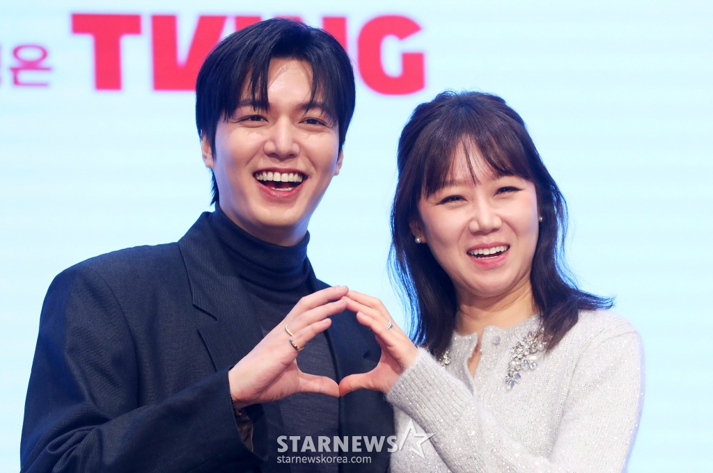 [서울=뉴시스] 김혜진 기자 = 배우 이민호(왼쪽), 공효진이 18일 오후 서울 구로구 신도림 더 세인트에서 열린 tvN 새 토일드라마 '별들에게 물어봐' 제작발표회에서 포즈를 취하고 있다.  '별들에게 물어봐'는 무중력 우주 정거장에서 일하는 보스 이브(공효진)와 비밀스러운 미션을 가진 불청객 공룡(이민호)의 지구 밖 생활기를 그리는 작품으로 내년 1월 4일 첫 방송된다. 2024.12.17. jini@newsis.com /사진=김혜진