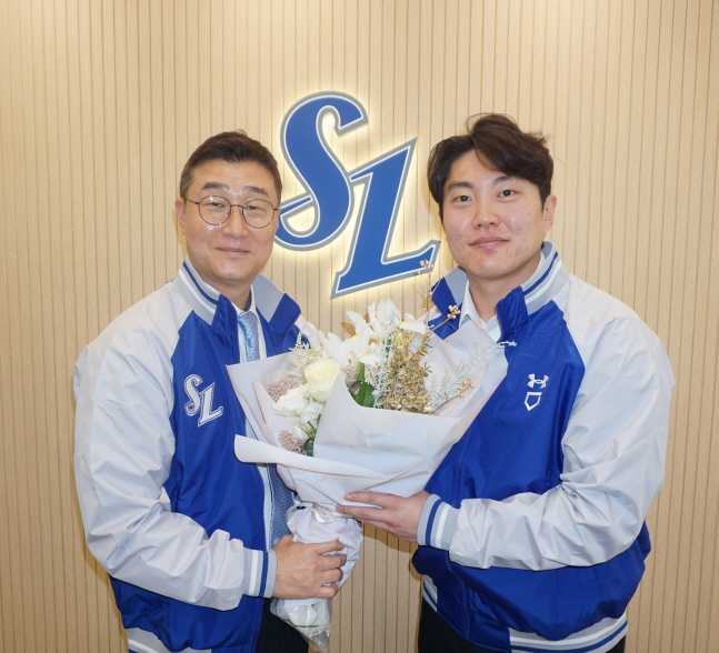 류지혁(오른쪽)이 16일 삼성과 FA 계약으로 잔류를 확정한 뒤 이종열 단장과 기념 촬영을 하고 있다. /사진=삼성 라이온즈 제공
