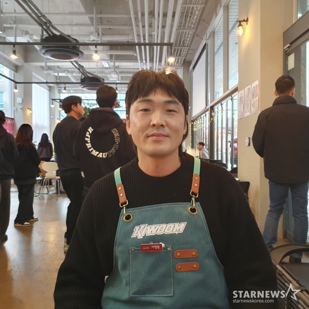 키움 이형종이 지난 15일 서울 마곡동에 위치한 한 카페에서 열린 '2024 키움 히어로즈 연말자선행사'에서 인터뷰에 응하고 있다. /사진=김동윤 기자
