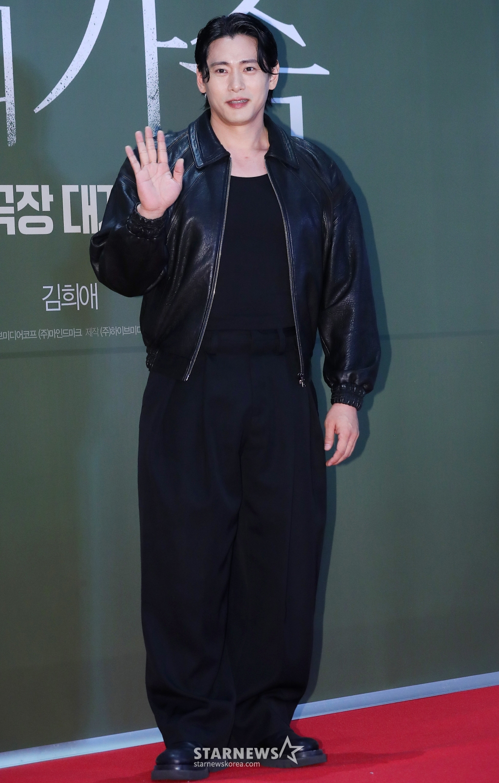 배우 유태오가 7일 오후 서울 강남구 삼성동 메가박스 코엑스에서 진행된 영화 '보통의 가족' VIP 시사회에 참석해 포즈를 취하고 있다. '보통의 가족'은 각자의 신념을 가지고 살아가던 네 사람이 아이들의 범죄현장이 담긴 CCTV를 보게 되면서 모든 것이 무너져가는 모습을 담은 웰메이드 서스펜스. 오는 16일 개봉. 2024.10.07 /사진=김창현