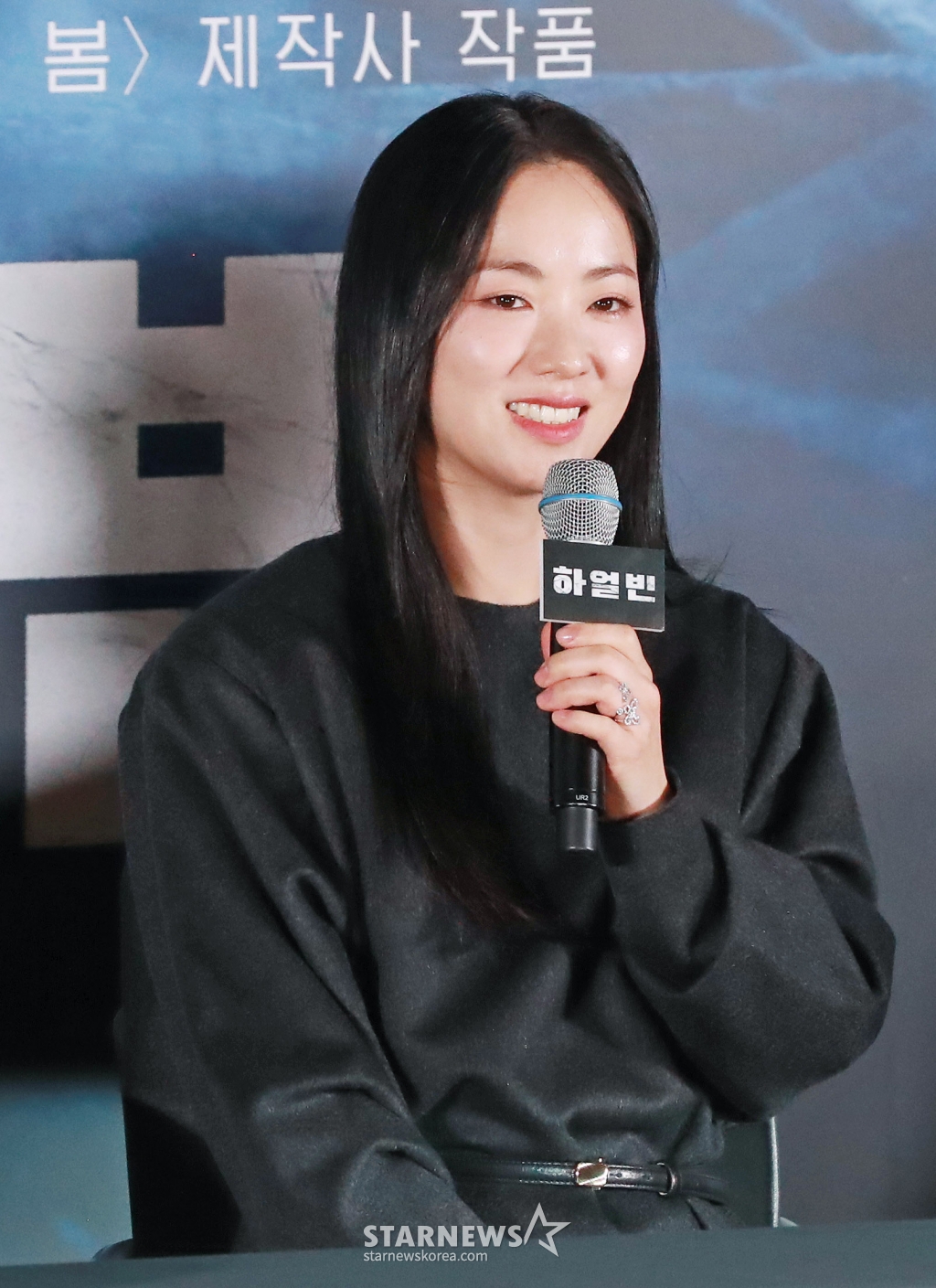 배우 전여빈이 18일 오후 서울 CGV용산아이파크몰에서 진행된 영화 '하얼빈'(감독 우민호) 언론배급시사회 및 기자간담회에 참석해 질문에 답하고 있다. /2024.12.18 /사진=이동훈 photoguy@