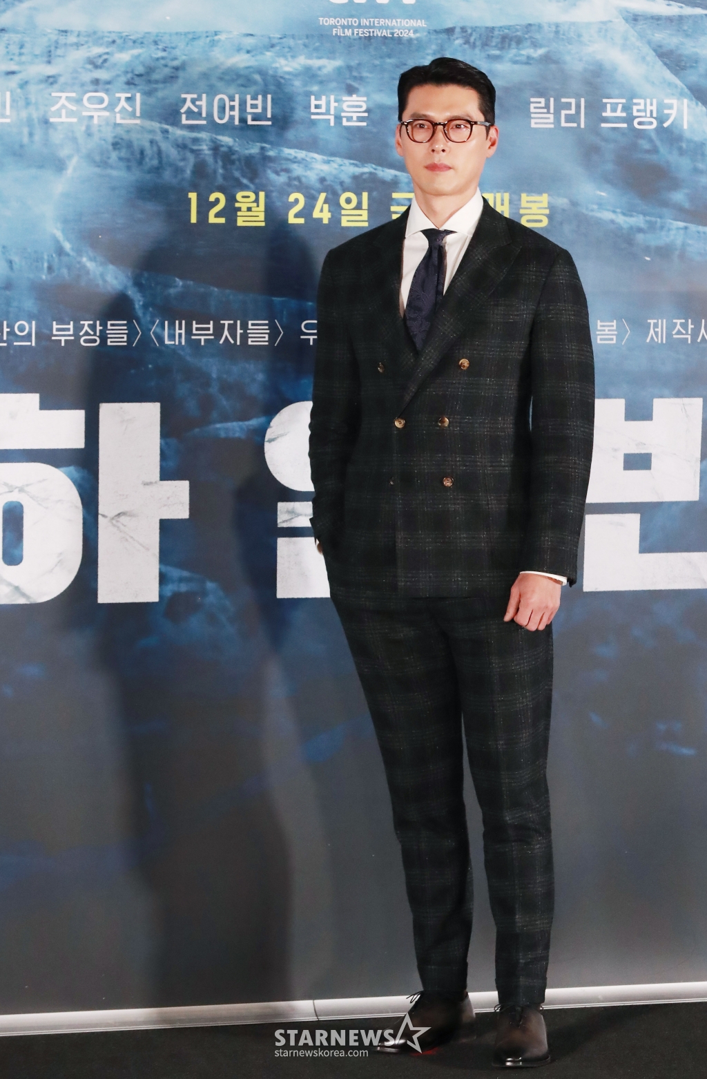 배우 현빈이 18일 오후 서울 CGV용산아이파크몰에서 진행된 영화 '하얼빈'(감독 우민호) 언론배급시사회 및 기자간담회에 참석해 포즈를 취하고 있다. /2024.12.18 /사진=이동훈 photoguy@