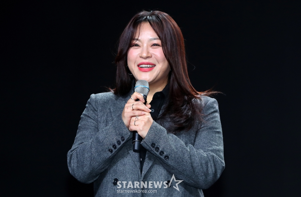 [서울=뉴시스] 김혜진 기자 = 가수 이영현이 19일 오후 서울 강남구 일지아트홀에서 열린 세 번째 정규앨범 '프라이빗'(PRIVATE) 발매 기념 기자간담회에서 인사하고 있다. 2024.12.19. jini@newsis.com /사진=김혜진