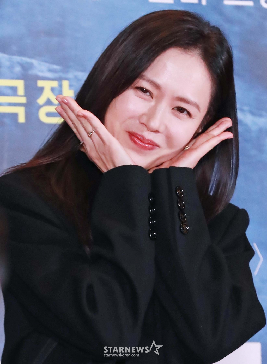 배우 손예진이 19일 오후 서울 CGV용산아이파크몰에서 진행된 영화 '하얼빈' VIP 시사회에 참석해 포즈를 취하고 있다. /2024.12.19 /사진=이동훈 photoguy@