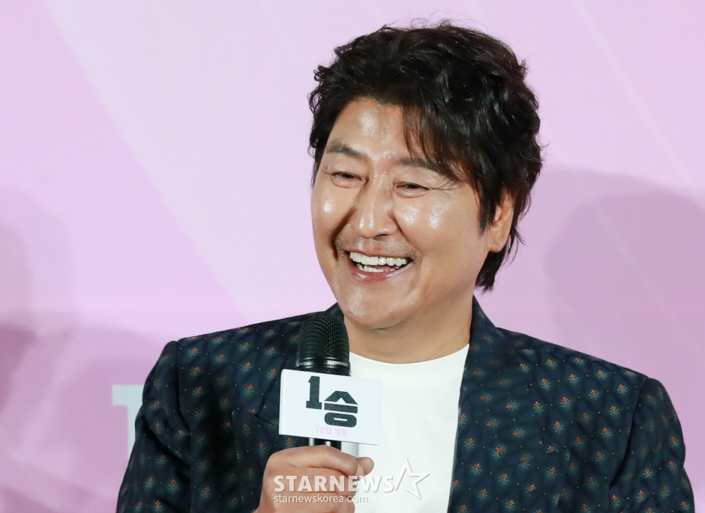 배우 송강호가 28일 오전 서울 CGV용산아이파크몰에서 진행된 영화 '1승'(감독 신연식) 제작발표회에 참석해 질문에 답하고 있다. 이겨본 적 없는 감독과 이길 생각 없는 구단주, 이기는 법 모르는 선수들까지 승리의 가능성이 하나도 없는 프로 여자배구단이 1승을 위해 도전에 나서는 영화 '1승'은 오는 12월 개봉예정이다. /2024.10.28 /사진=이동훈 photoguy@